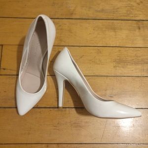 Great condition, BCBGeneration white pump sz 5